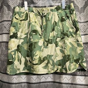 Chicos Green Leaf Pattern Skort, Size 2.5, Perfect for Golf/Tennis/Pickle Ball!